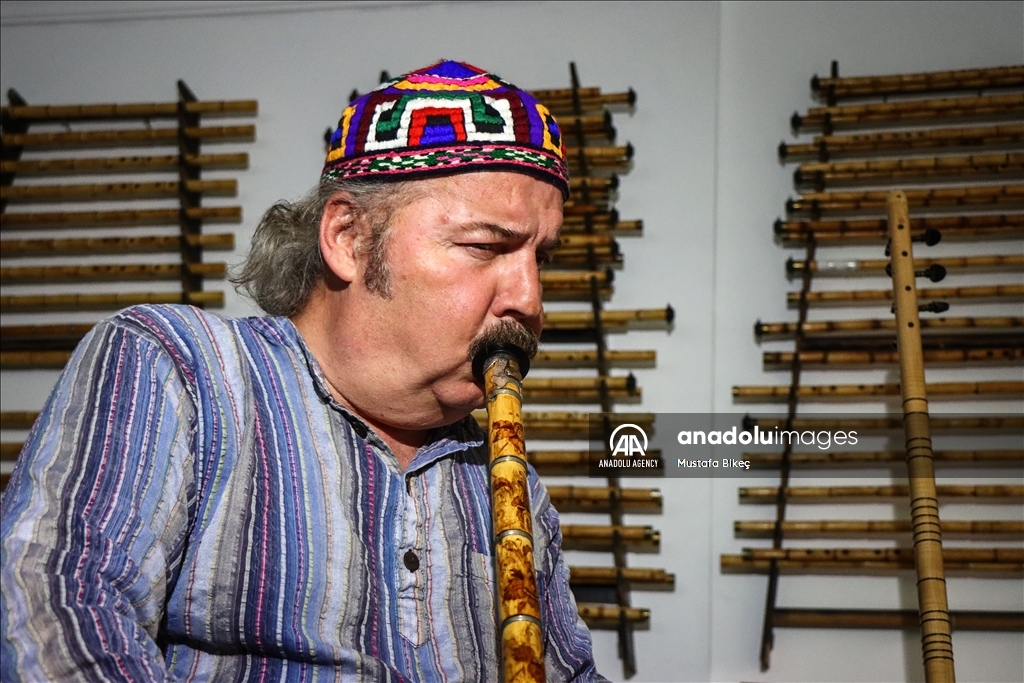 بعد تجفيفها لـ3 سنوات.. فنان تركي يحوّل عيدان القصب إلى آلات ناي