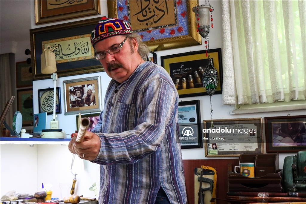 بعد تجفيفها لـ3 سنوات.. فنان تركي يحوّل عيدان القصب إلى آلات ناي