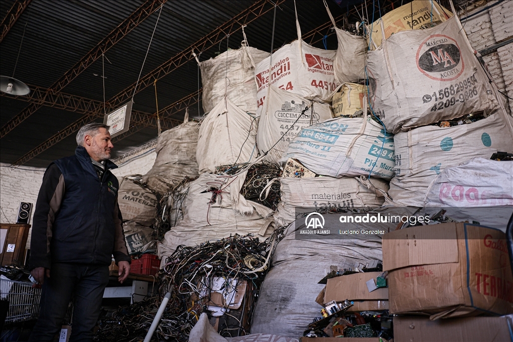 Arjantinli girişimci plastik ürünler ve elektronik cihazların geri dönüşümüyle kaplama ve kaldırım taşları üretiyor