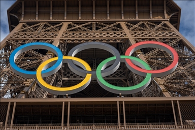 На Эйфелевой башне в Париже установлены олимпийские кольца