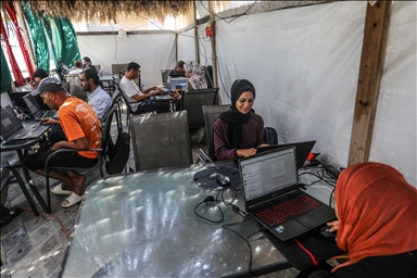 مقهى فلسطيني يقدم خدمة الإنترنت لسكان غزة