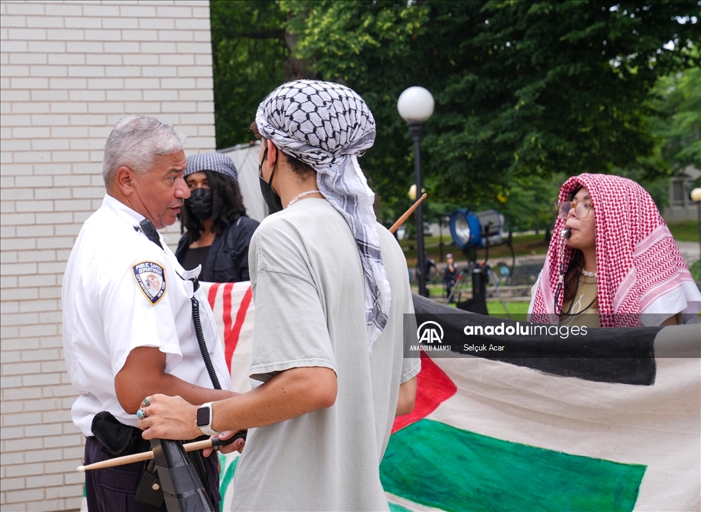 Filistin destekçileri ünlü dizinin New York'taki çekimleri sırasında protesto düzenledi