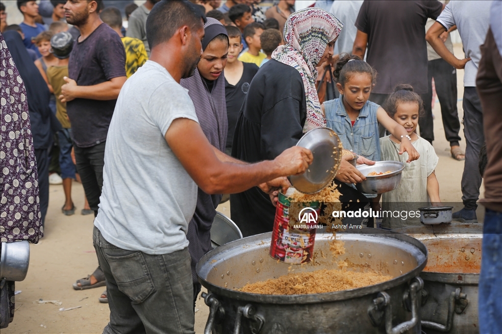 Gazze'de yerinden edilmiş Filistinlilere yemek dağıtıldı