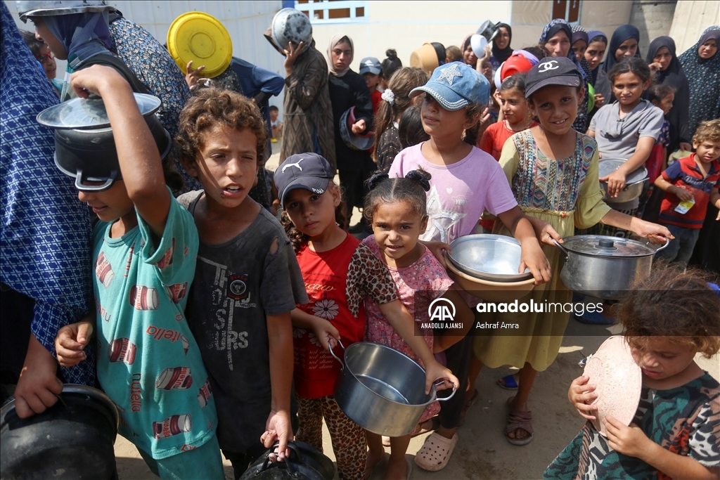 Gazze'de yerinden edilmiş Filistinlilere yemek dağıtıldı