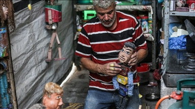 Filistinli kukla sanatçısı, kısıtlı imkanlara rağmen savaş mağduru Gazzeli çocukları sevindirmeye çalışıyor