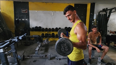 Gazzeli gençler, İsrail saldırısında hasar gören spor salonunda antrenman yapmayı sürdürüyor