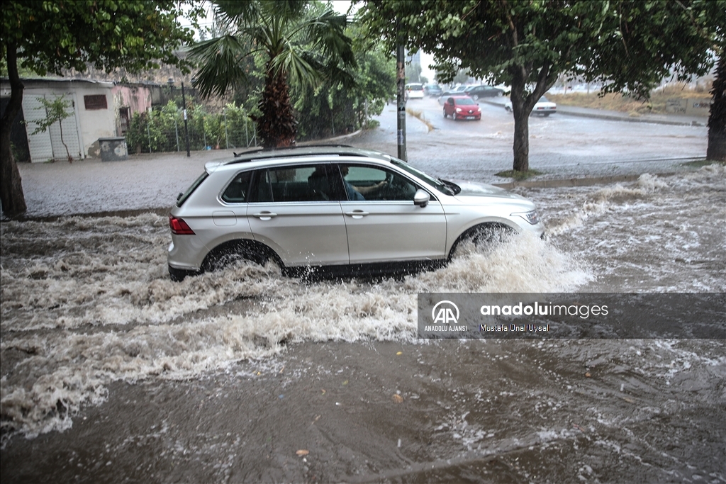 Mersin'de sağanak etkili oldu