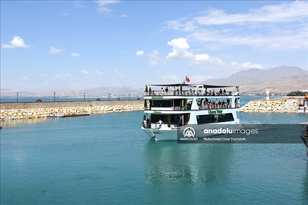وان التركية.. جنة سياحية تجذب آلاف الزوار الإيرانيين (تقرير)