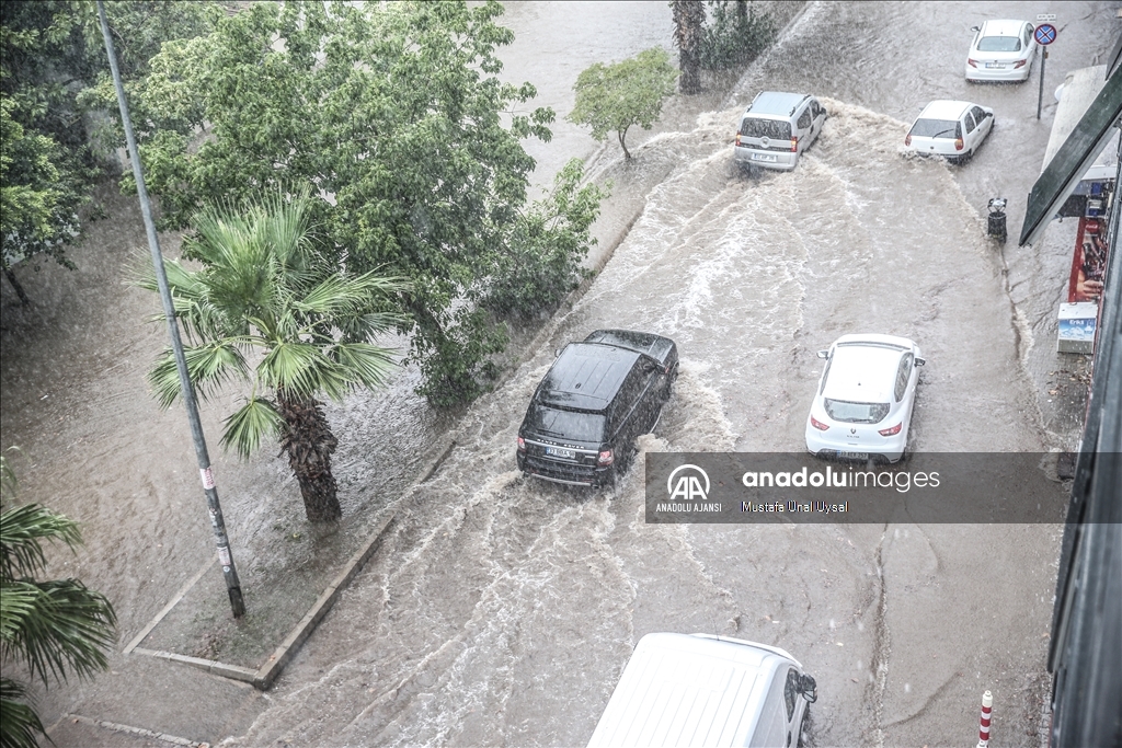 Mersin'de sağanak etkili oldu