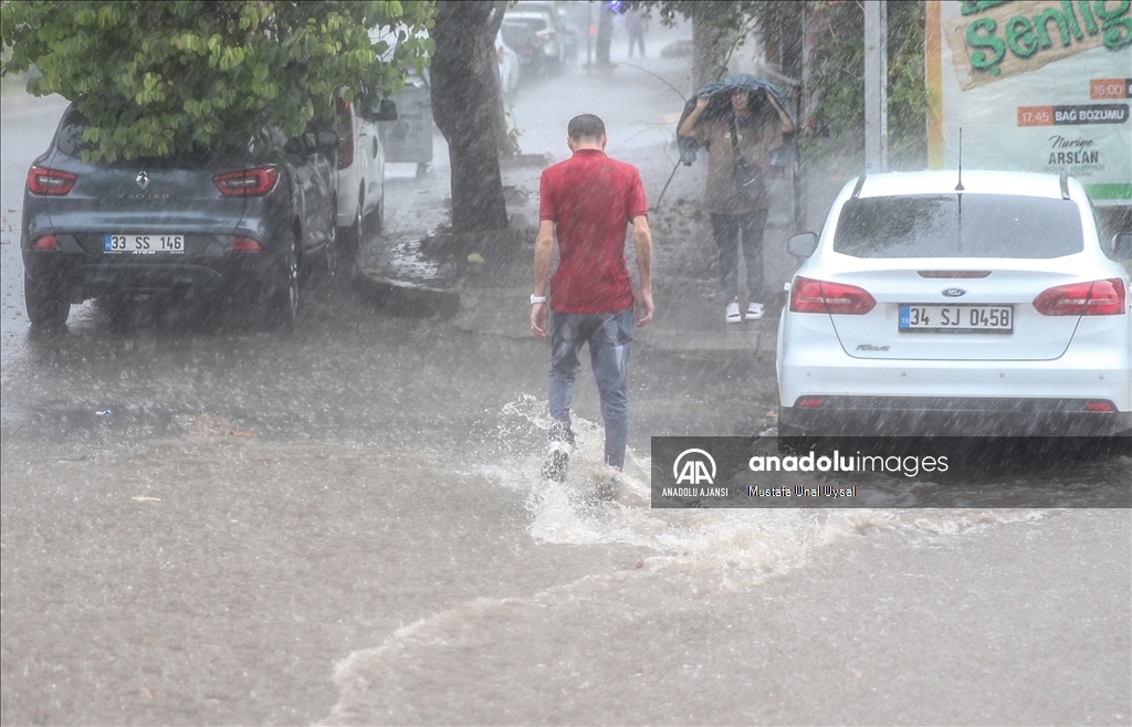 Mersin'de sağanak etkili oldu