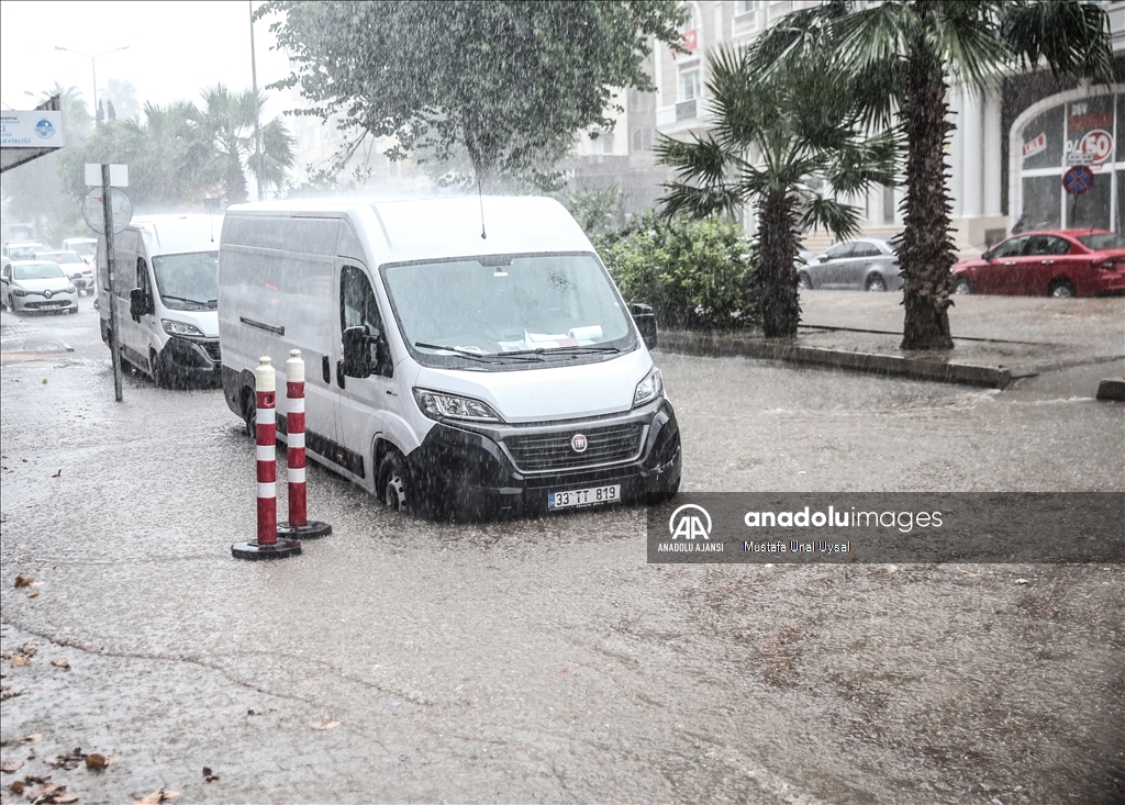 Mersin'de sağanak etkili oldu