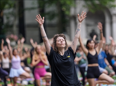 В Нью-Йорке состоялся массовый сеанс йоги