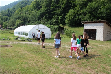 Djeca iz Gojevića kod Fojnice preko raspusta održavaju školski plastenik
