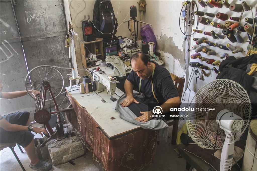 غزة.. فلسطيني يدمج ماكينة خياطة بدراجة هوائية