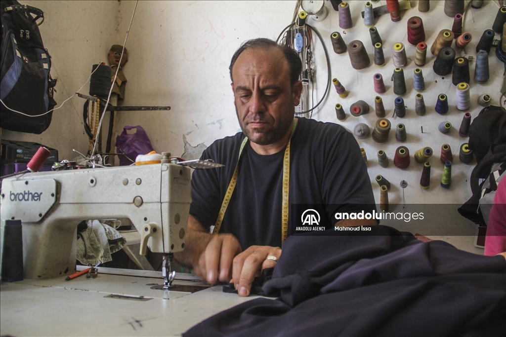 غزة.. فلسطيني يدمج ماكينة خياطة بدراجة هوائية