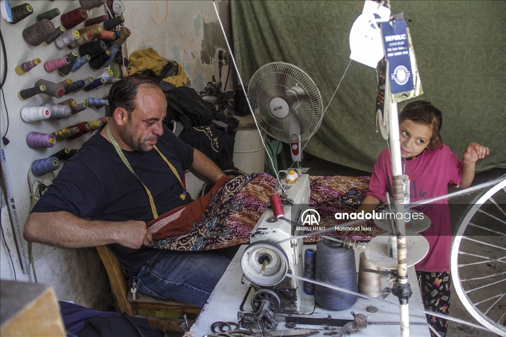 غزة.. فلسطيني يدمج ماكينة خياطة بدراجة هوائية