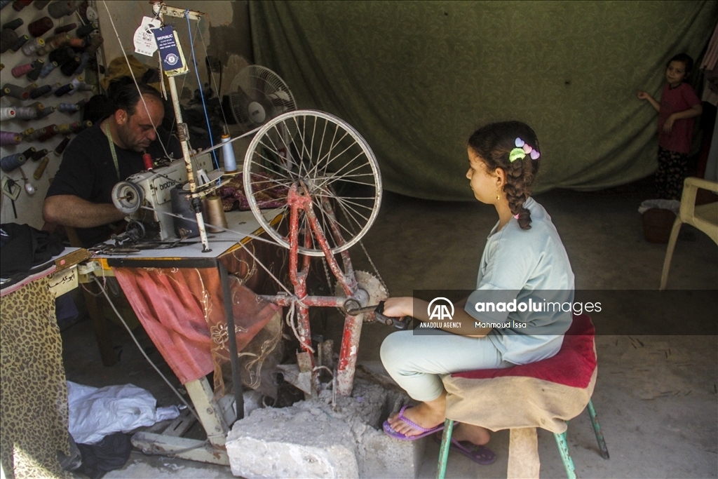 غزة.. فلسطيني يدمج ماكينة خياطة بدراجة هوائية