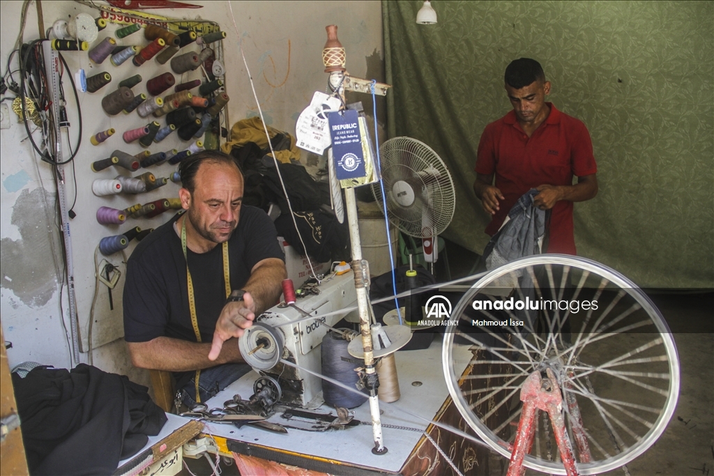 غزة.. فلسطيني يدمج ماكينة خياطة بدراجة هوائية