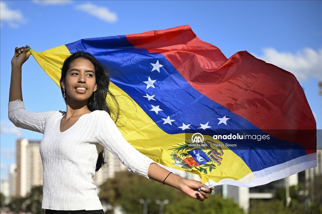 Venezuelalılar devlet başkanı seçimi için sandık başında