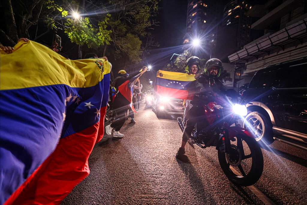 Arjantin'de yaşayan Venezuelalı muhalifler, seçim sonuçlarını kutlama amacıyla büyükelçiliğe gitti