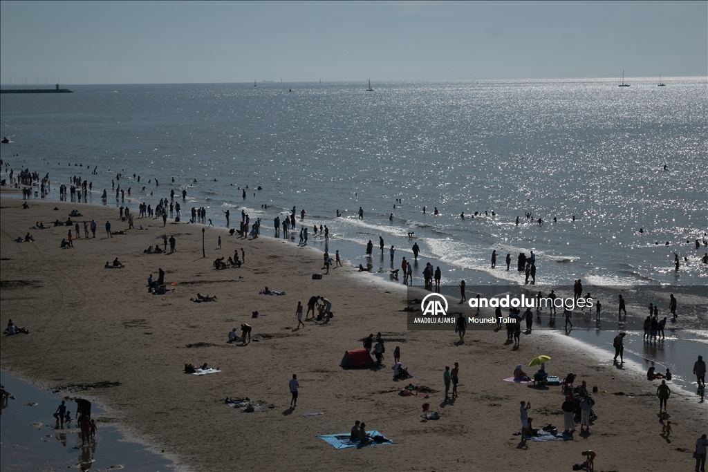 Hollanda’yı etkisi altına alan sıcaktan dolayı Hollandalılar serinlemek için plajlara akın etti