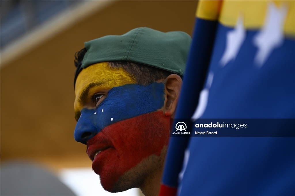Venezuelalılar devlet başkanı seçimi için sandık başında