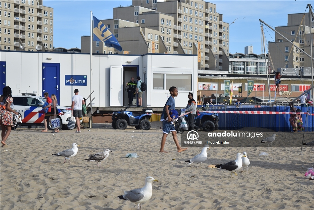 Hollanda’yı etkisi altına alan sıcaktan dolayı Hollandalılar serinlemek için plajlara akın etti
