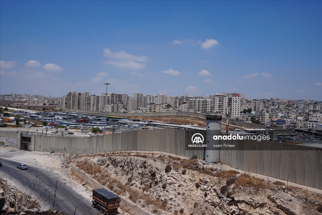 İsrail işgali altındaki Doğu Kudüs'te ayrım duvarının arkasındaki yüz bini aşkın Filistinli suya hasret