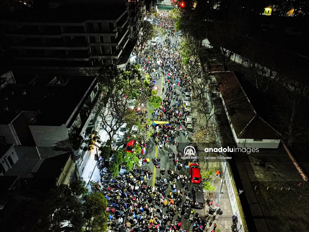 Проживающие в Буэнос-Айресе граждане Венесуэлы протестуют против итогов выборов в своей стране