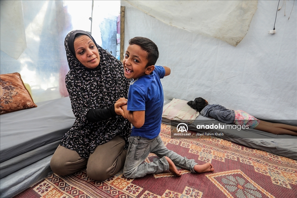 İki çocuğu da engelli olan Filistinli anne, saldırılar altında çocuklarıyla yaşama tutunmaya çalışıyor