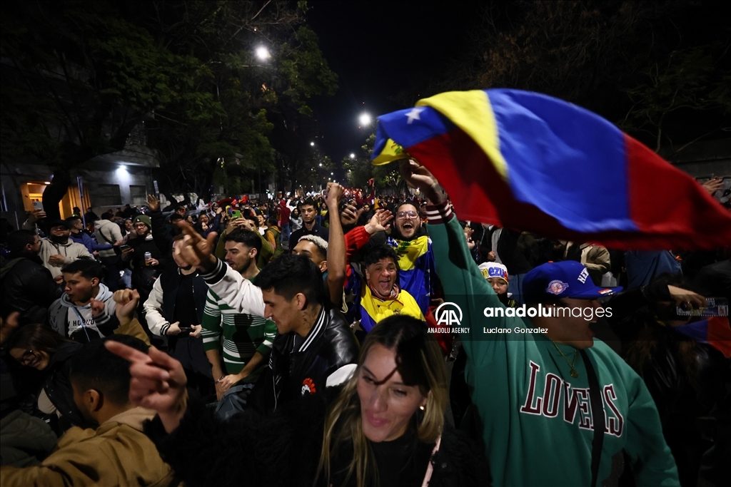 Проживающие в Буэнос-Айресе граждане Венесуэлы протестуют против итогов выборов в своей стране