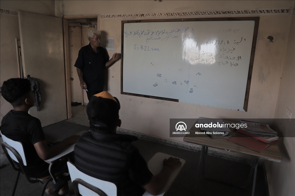 İsrail saldırısında evi yıkılan Gazzeli öğretmen, sığındığı okulda öğrencilere ders veriyor