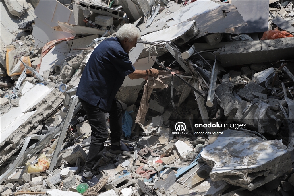 İsrail saldırısında evi yıkılan Gazzeli öğretmen, sığındığı okulda öğrencilere ders veriyor