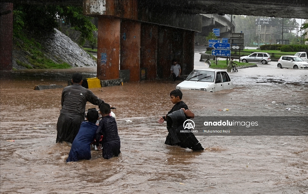 Pakistan'da sağanak yağış etkili oldu