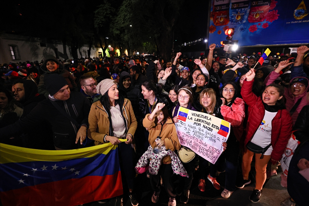 Arjantin'de yaşayan Venezuelalı muhalifler, seçim sonuçlarını kutlama amacıyla büyükelçiliğe gitti