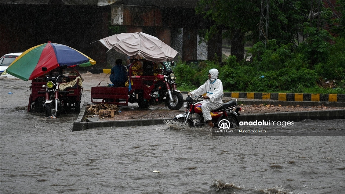 Pakistan'da sağanak yağış etkili oldu