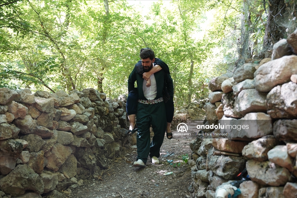 وەفای گەنجێک بۆ دایکە نەخۆشەکەی بووەتە جێی سەرنجی هەمووان