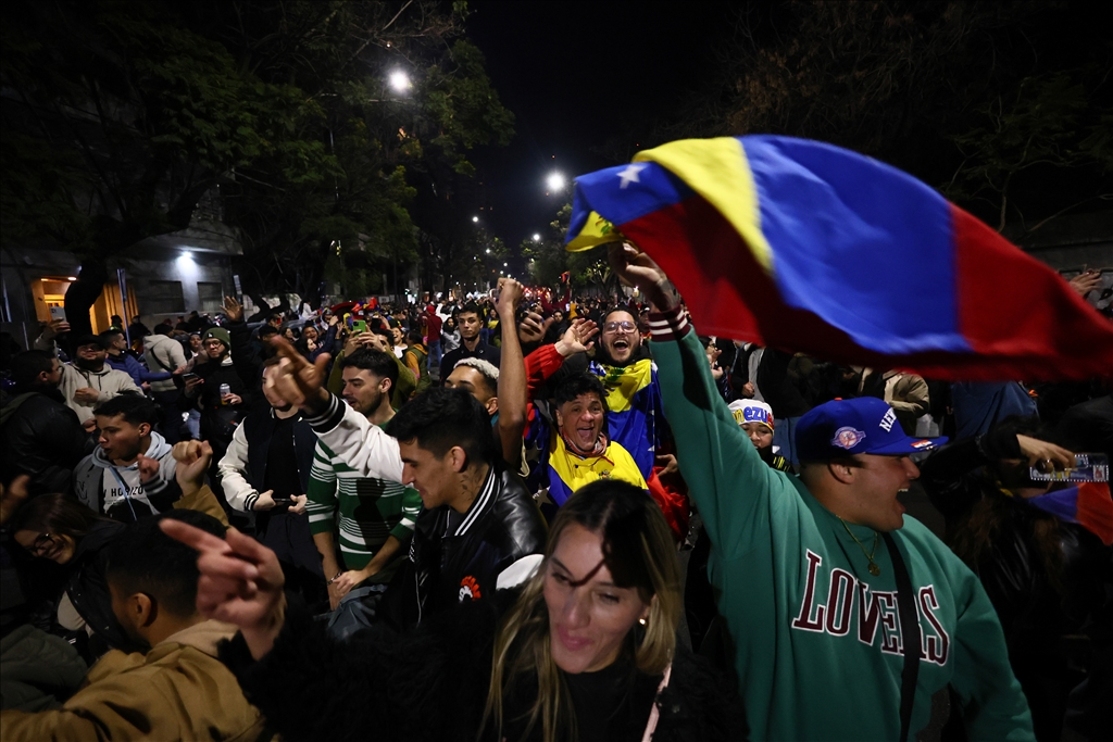 Buenos Aires'te yaşayan Venezuelalılar, ülkelerindeki seçim sonuçlarına tepki gösterdi
