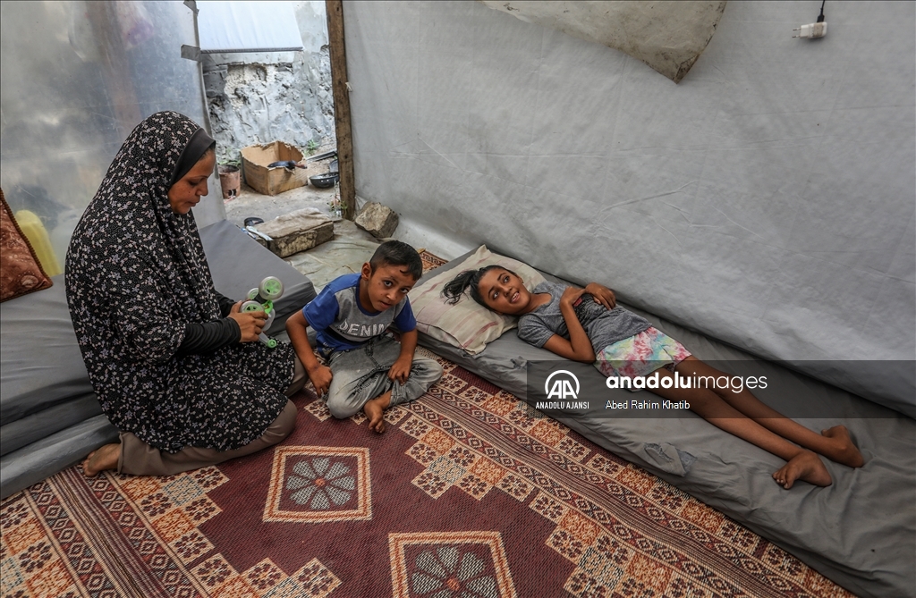 İki çocuğu da engelli olan Filistinli anne, saldırılar altında çocuklarıyla yaşama tutunmaya çalışıyor