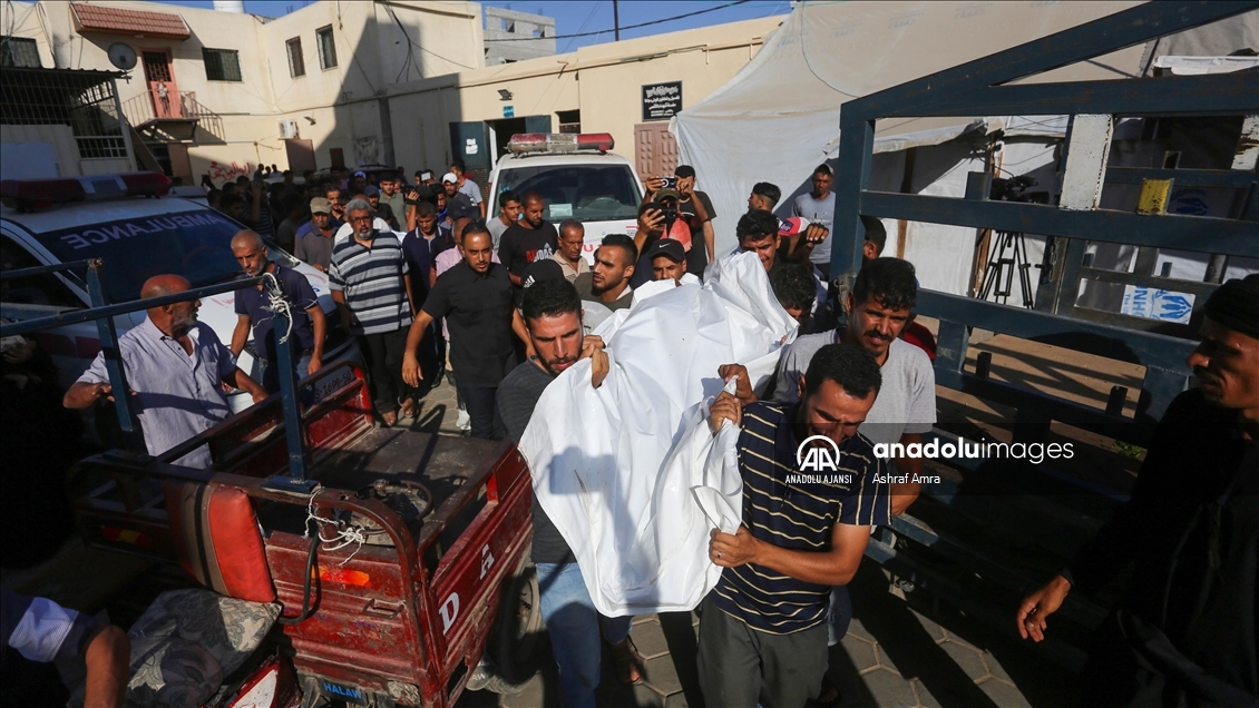 İsrail ordusunun Bureyc Mülteci Kampı'na düzenlediği saldırıda hayatını kaybedenler son yolculuklarına uğurlandı