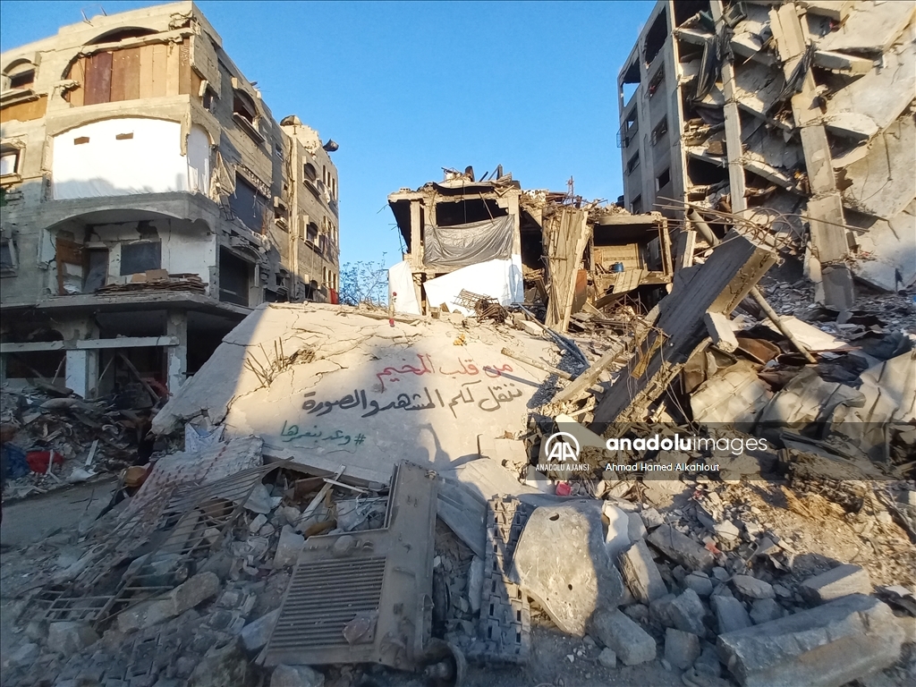 Gazzeliler, İsrail'in enkaz halinde bıraktığı binalara yazdıkları yazılarla Filistinlilere umut veriyor