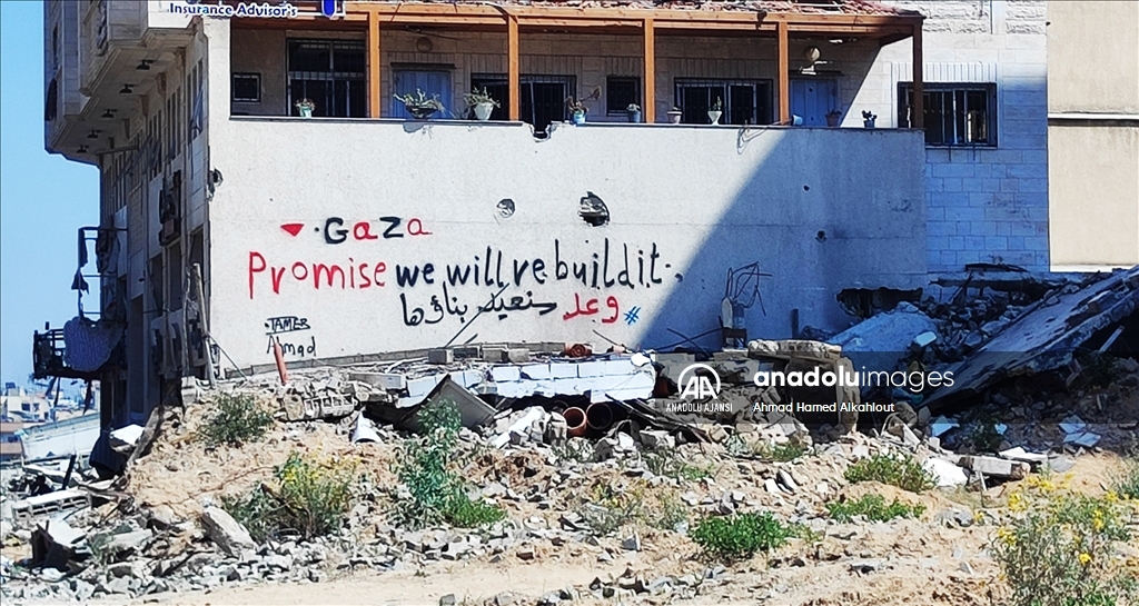 Gazzeliler, İsrail'in enkaz halinde bıraktığı binalara yazdıkları yazılarla Filistinlilere umut veriyor