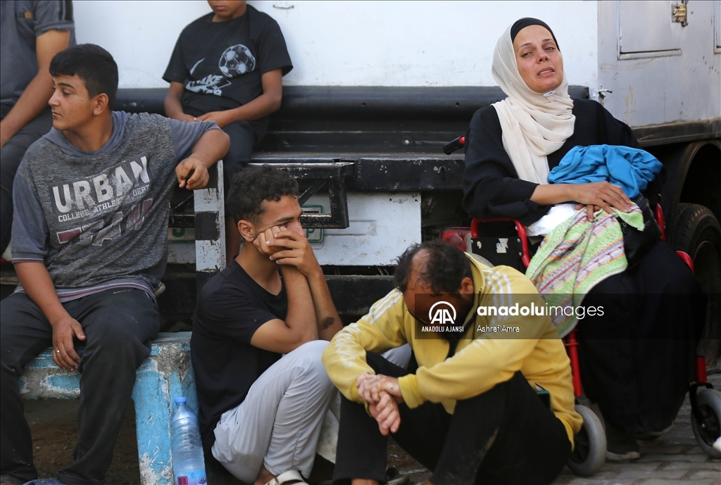 İsrail ordusunun Bureyc Mülteci Kampı'na düzenlediği saldırıda hayatını kaybedenler son yolculuklarına uğurlandı