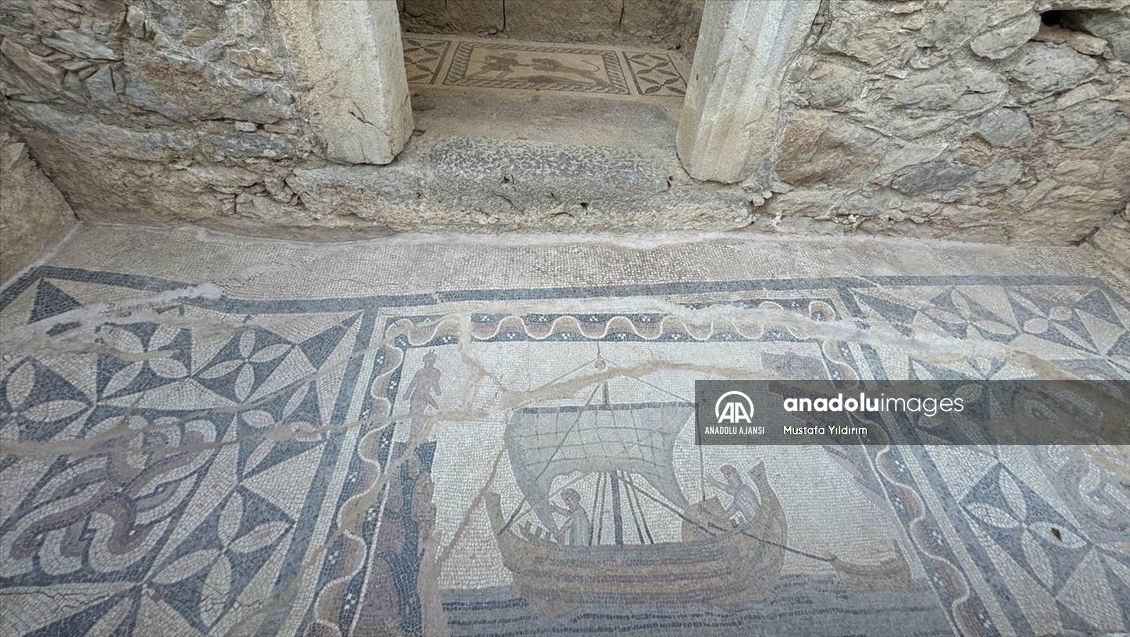 Olympos Antik Kenti, gün yüzüne çıkarılan tarihi kalıntılarıyla turistlerin ilgisini çekiyor