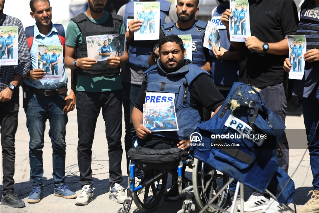 Gazze'de gazetecilere yönelik saldırılar protesto edildi