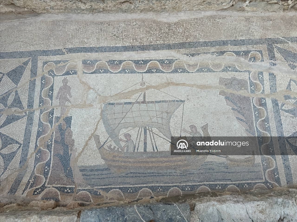 Olympos Antik Kenti, gün yüzüne çıkarılan tarihi kalıntılarıyla turistlerin ilgisini çekiyor