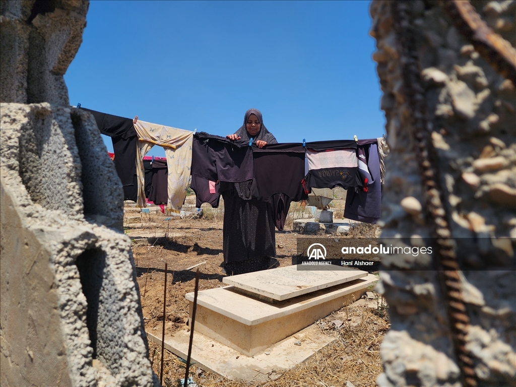 من داخل المقبرة .. عائلة فلسطينية تواصل حياتها تحت القصف الاسرائيلي المستمر على غزة 