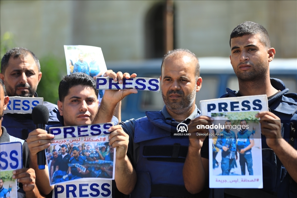 Gazze'de gazetecilere yönelik saldırılar protesto edildi