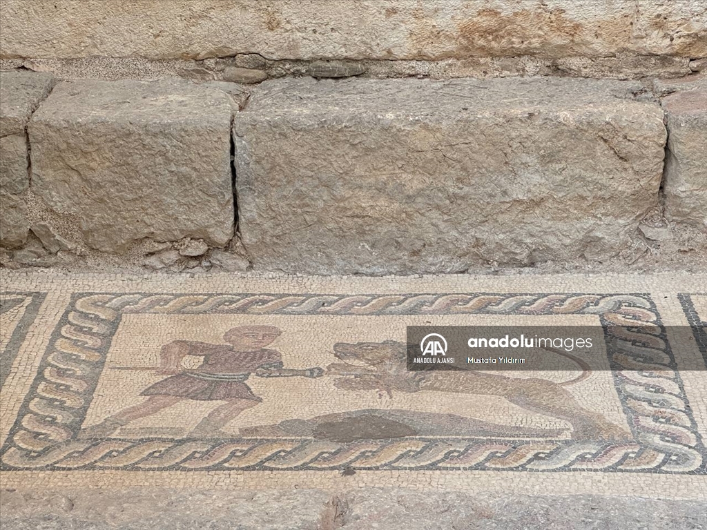 Olympos Antik Kenti, gün yüzüne çıkarılan tarihi kalıntılarıyla turistlerin ilgisini çekiyor