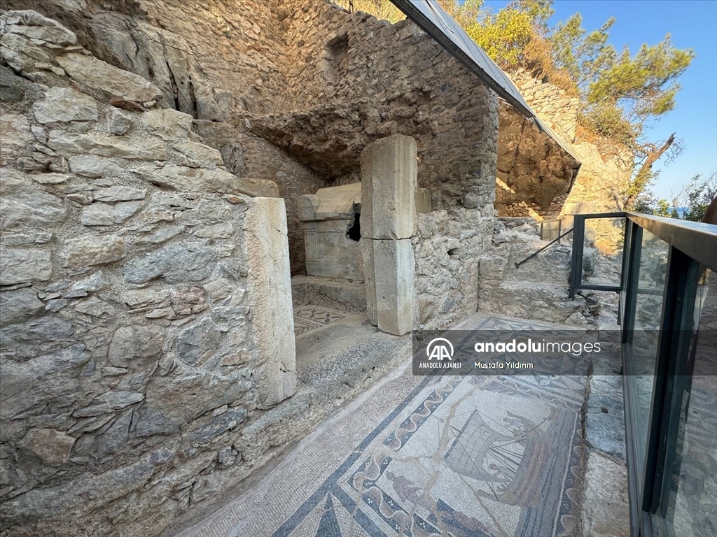 Olympos Antik Kenti, gün yüzüne çıkarılan tarihi kalıntılarıyla turistlerin ilgisini çekiyor